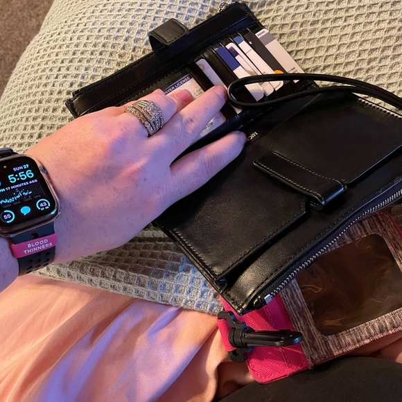 Michael Kors wallet/wristlet in great condition - Picture 3 of 4